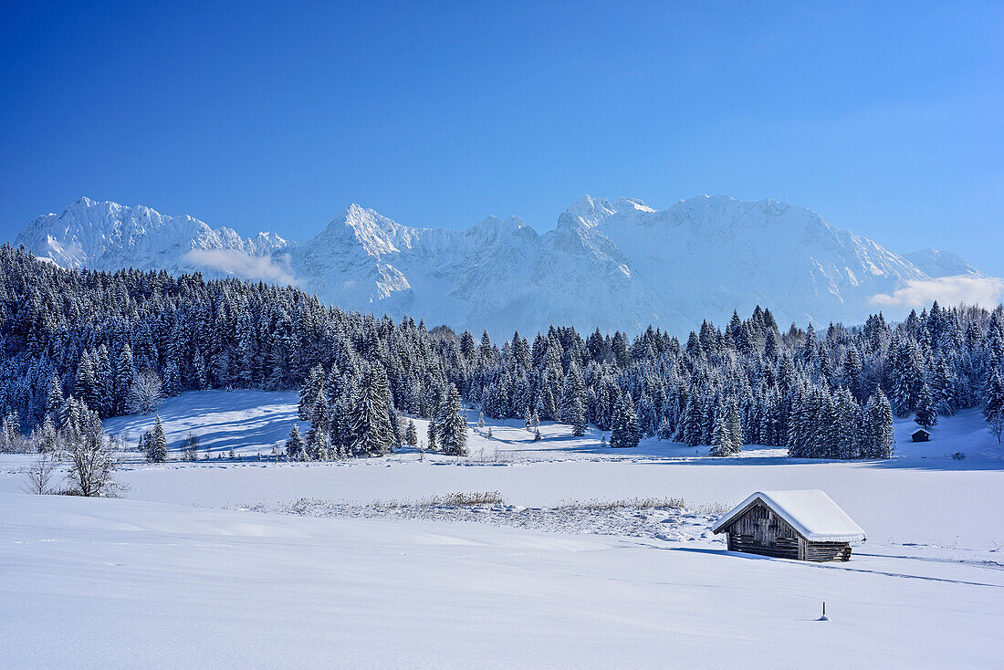 Verschneiter Stadel am Geroldsee mit Karwendel im Hintergrund, Geroldsee, Werdenfels, Oberbayern, Bayern, Deutschland