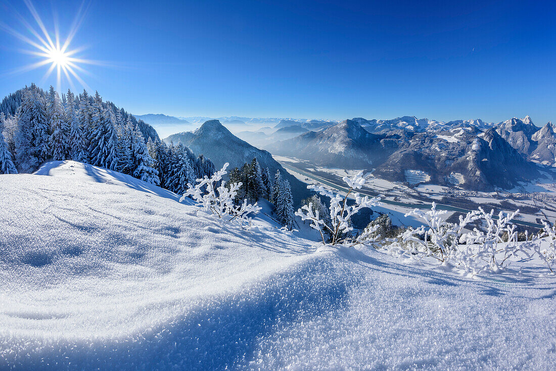 Verschneite Wiesenfläche mit Spitzstein, Inntal und Mangfallgebirge im Hintergrund, Heuberg, Chiemgauer Alpen, Chiemgau, Oberbayern, Bayern, Deutschland