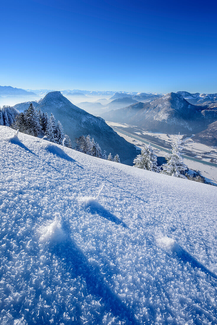 Verschneite Wiesenfläche mit Spitzstein, Inntal und Mangfallgebirge im Hintergrund, Heuberg, Chiemgauer Alpen, Chiemgau, Oberbayern, Bayern, Deutschland