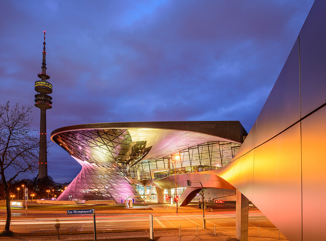 BMW-Welt bei Nacht mit Fernsehturm im Hintergrund, München, Oberbayern, Bayern, Deutschland