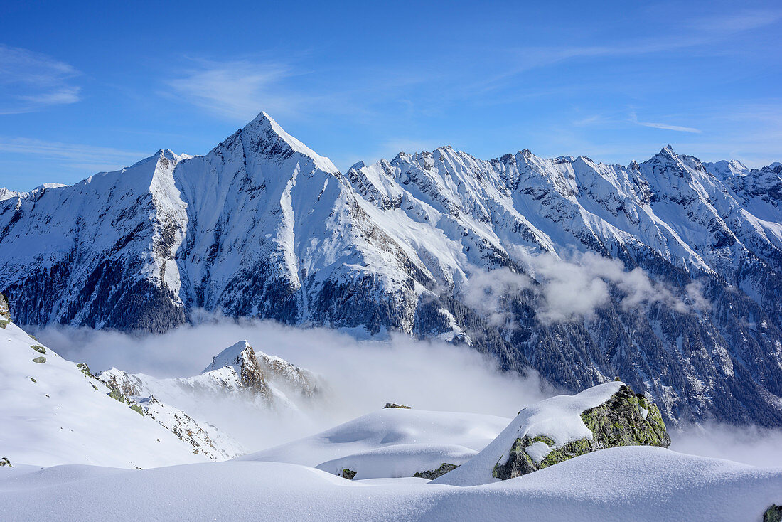 Zillertaler Alpen mit Blick auf Dristner und Nebelmeer im Tal, Nestspitze, Zillertal, Zillertaler Alpen, Tirol, Österreich