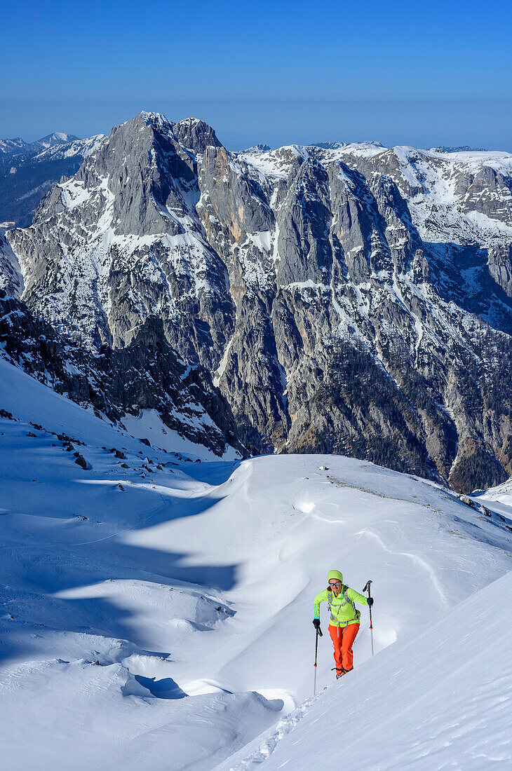 Frau auf Skitour steigt zur Hochfeldscharte auf, Reiteralm im Hintergrund, Sittersbachtal, Hochfeldscharte, Nationalpark Berchtesgaden, Berchtesgadener Alpen, Oberbayern, Bayern, Deutschland