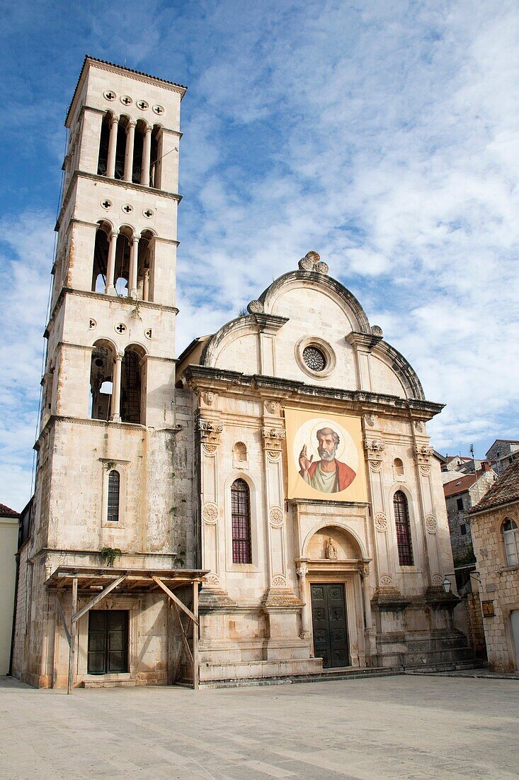 Kathedrale von St. Stephan auf dem Hauptplatz von Hvar Stadt. Hvar, Kroatien.