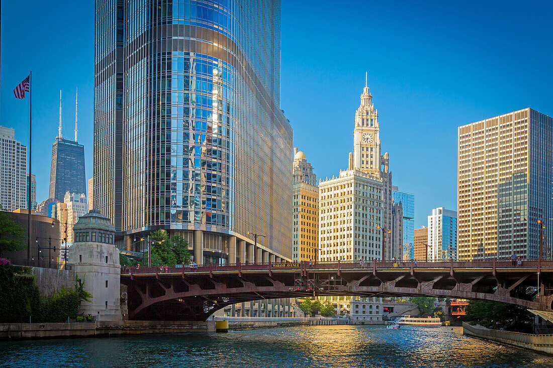 'Chicago, eine Stadt im US-Bundesstaat Illinois, ist die drittgrößte Stadt in den Vereinigten Staaten und die bevölkerungsreichste Stadt im amerikanischen Mittleren Westen mit etwa 2,7 Millionen Einwohnern. Seine Metropolregion (auch ''Chicagoland'' genan