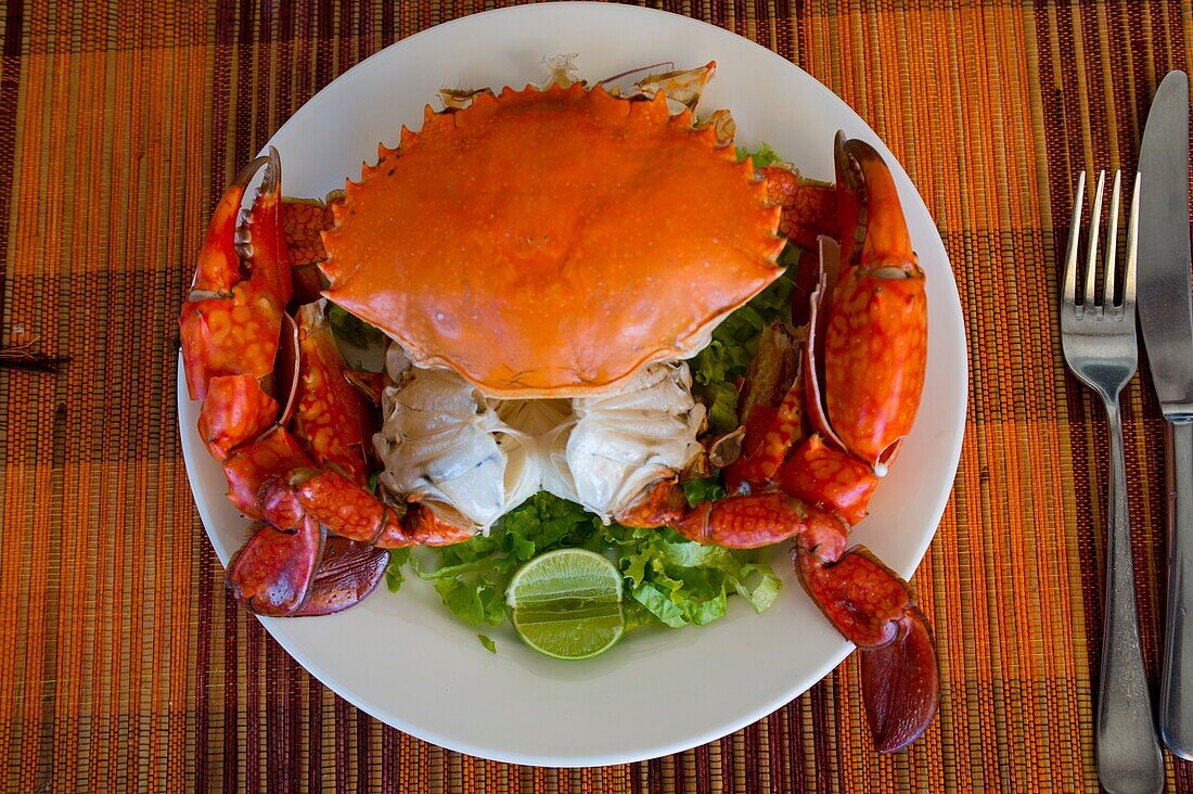 Krabben Meeresfrüchte Gericht im Restaurant in Antsiranana (Diego Suarez), Madagaskar.