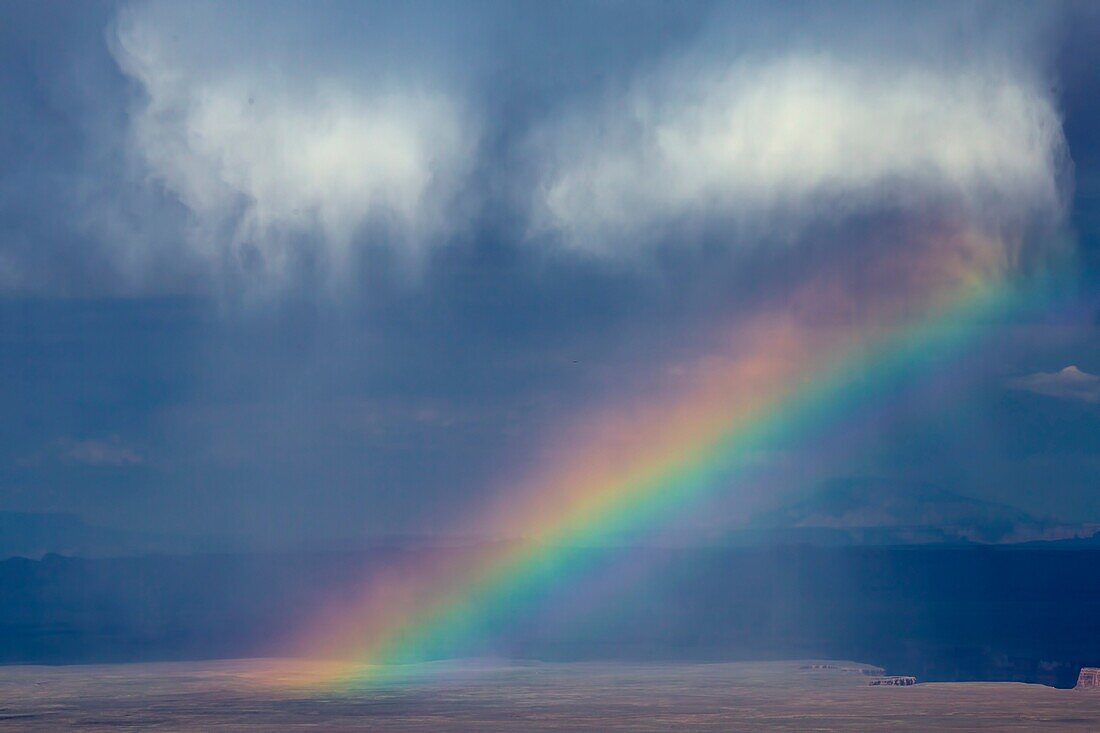 Ein Regenbogen erscheint während eines Gewitters am Marble Canyon am Grand Canyon Nationalpark, Arizona.