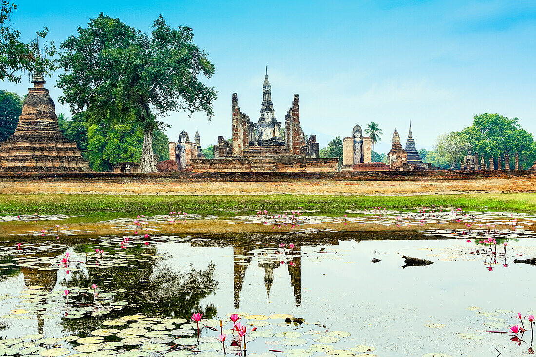 Wat Mahathat in the Sukhothai Historical Park, UNESCO World Heritage Site, Thailand, Southeast Asia, Asia