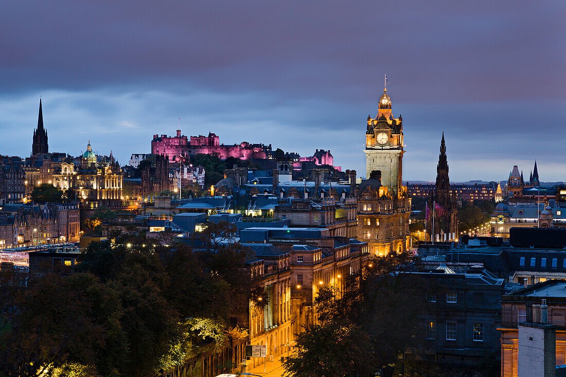 Edinburgh castle and the city buildings lit in twilight, Edinburgh, Lothian, Scotland, United Kingdom, Europe
