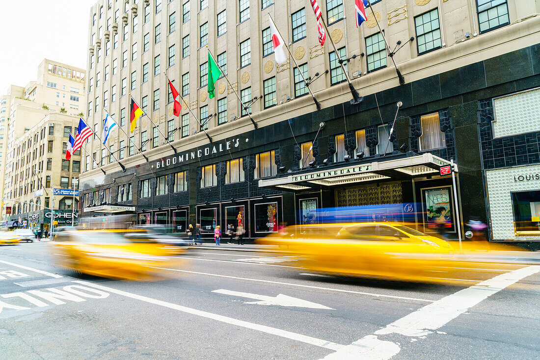 Bloomingdales Department Store and yellow taxi cabs, Lexington Avenue, Manhattan, New York City, United States of America, North America