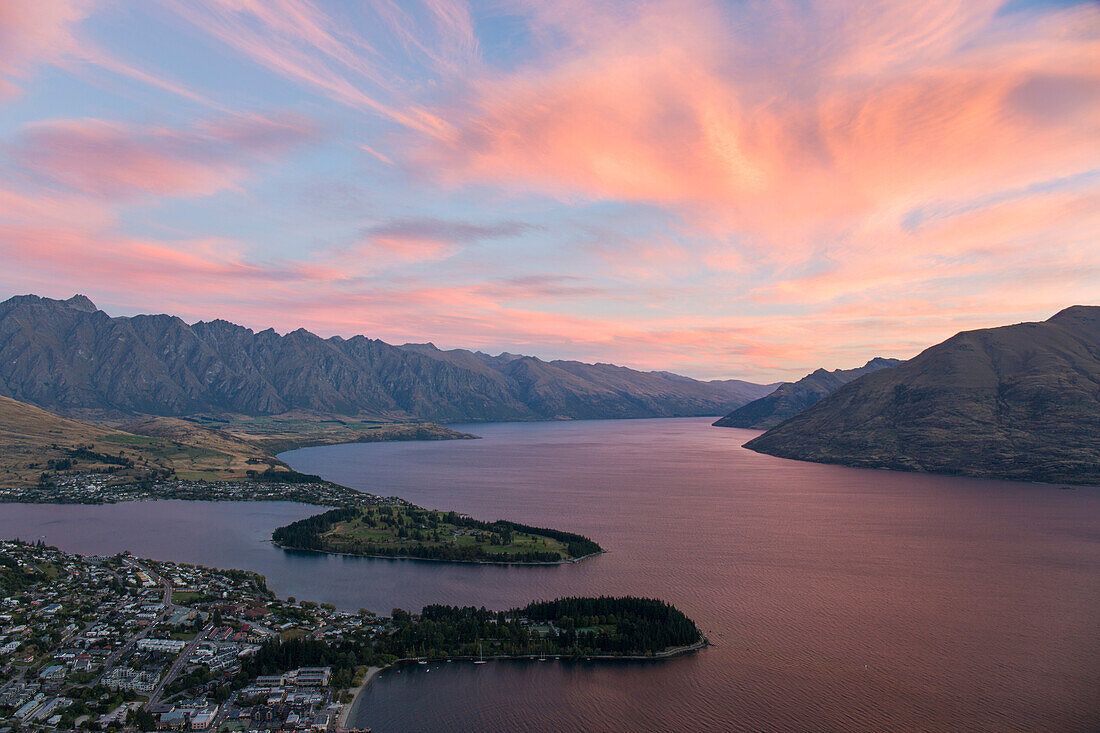 Pink clouds over Lake Wakatipu and the Remarkables, dusk, Queenstown, Queenstown-Lakes district, Otago, South Island, New Zealand, Pacific