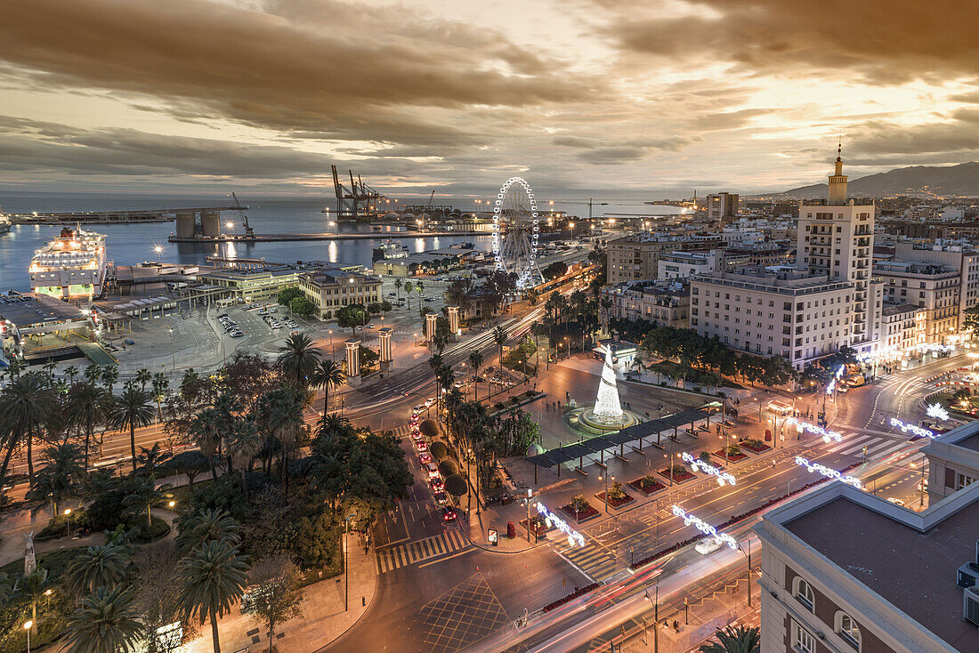 Panoramablick von Dachterasse des AC  Malaga, Hafen, Promenade, Leuchtturm, Malaga, Andalusien