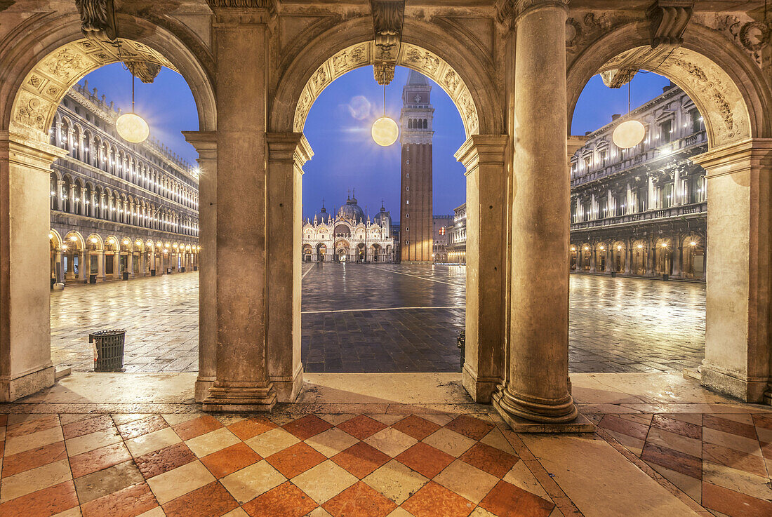 Torboegen , Markusplatz, Campanile, Venedig, Italien, Europa