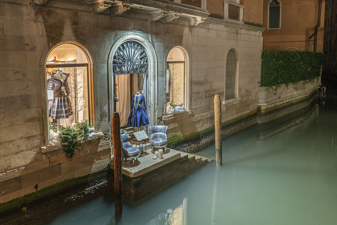 Fashion shop at canal, little blacony,Venedig, Venezia, Venice, Italia, Europe