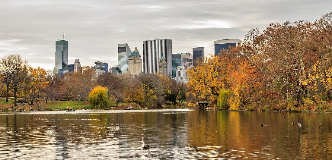 USA, New York City, Manhattan, Central Park, The Lake in autumn