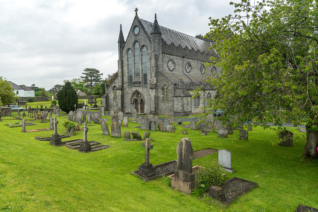 St Canice's Cathedral and its gardens with ancient graveyards, Kilkenny, Co, Typperary, Munster, Ireland, Europe