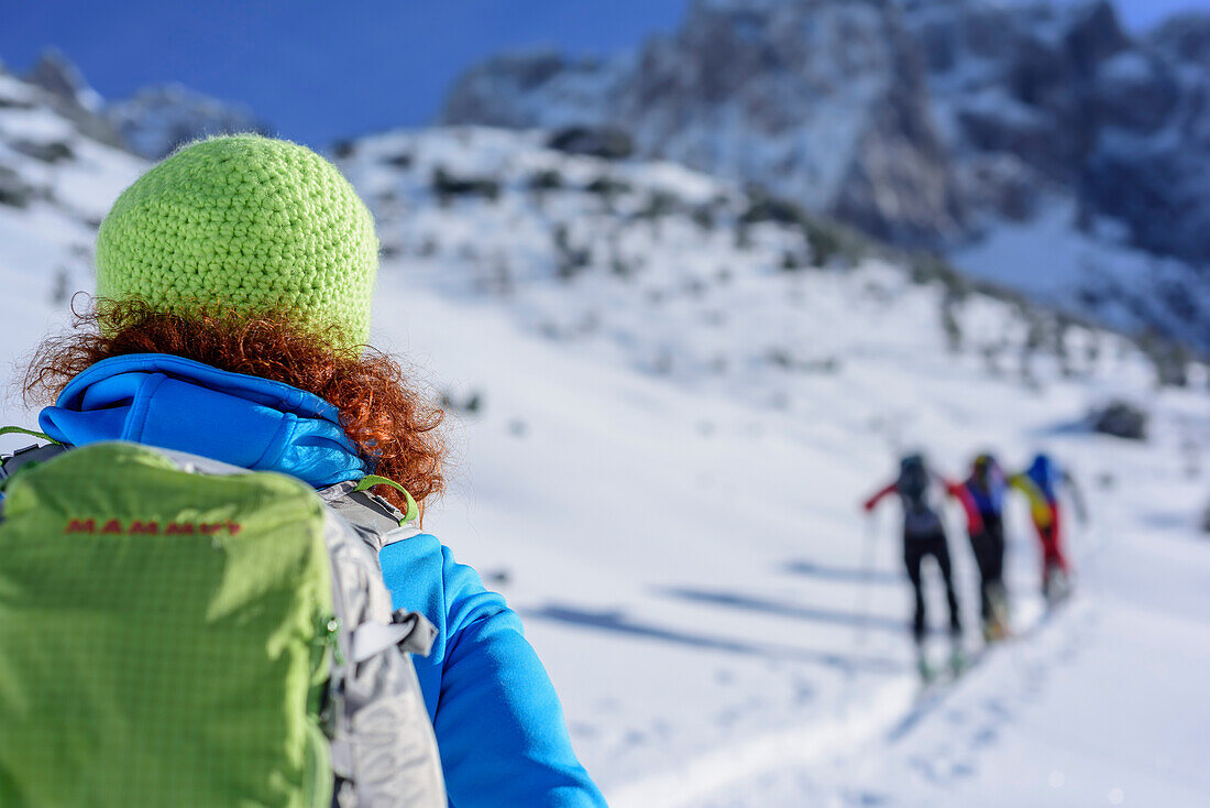 Mehrere Personen auf Skitour steigen zur Manndlkogelscharte auf, Manndlkogelscharte, Gosaukamm, Dachstein, UNESCO Welterbe Salzkammergut-Dachstein, Salzburg, Österreich