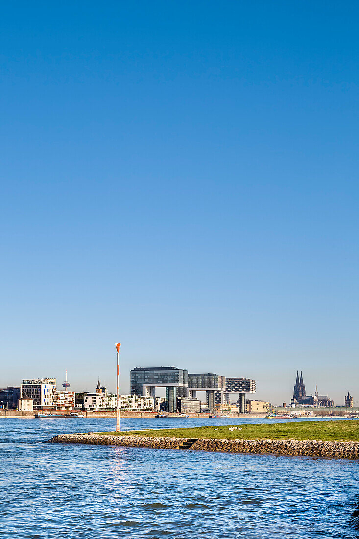 Blick über Rhein zum Rheinauhafen mit Kranhäusern, Dom, Köln, Nordrhein-Westfalen, Deutschland