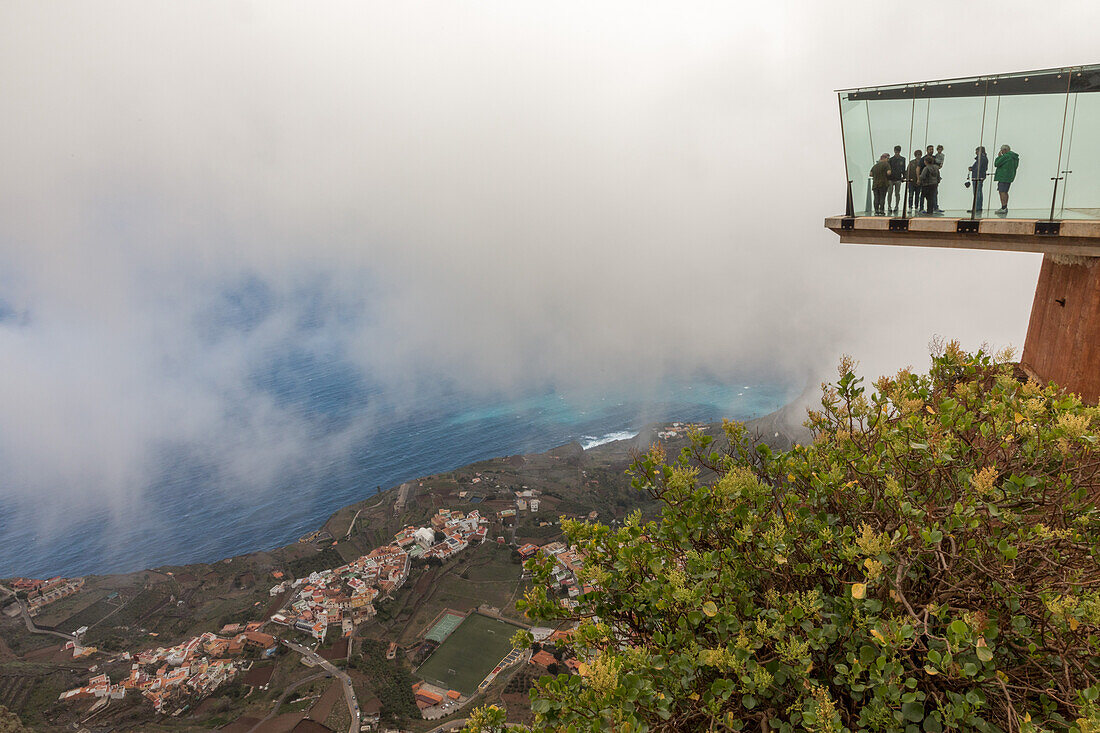 Skywalk, Agulo unten im Nebel, Mirador de Abrante, verglaster Aussicht, La Gomera, Kanaren, Kanarische Inseln, Spanien