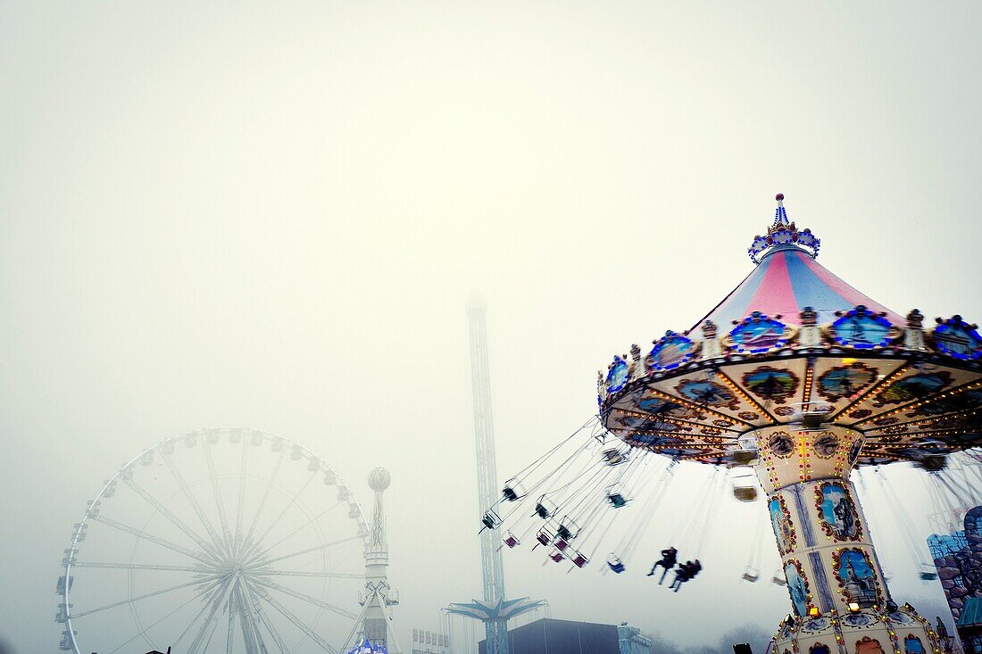 Winter Wonderland in Hyde Park con la noria en primer plano una mañana de niebla. Hyde Park, London, UK, Europa.