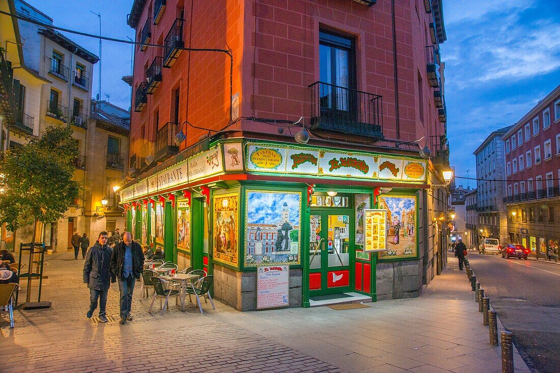 Restaurant El Madroño in der Calle Nuncio, Ecke Calle Segovia, Nachtansicht. Madrid, Spanien.