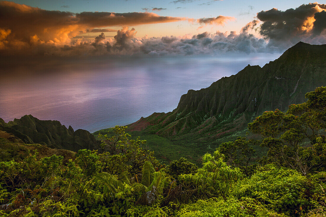 Stunning sunrise from Kalalau Valley lookout, Napali Coast of Kauai