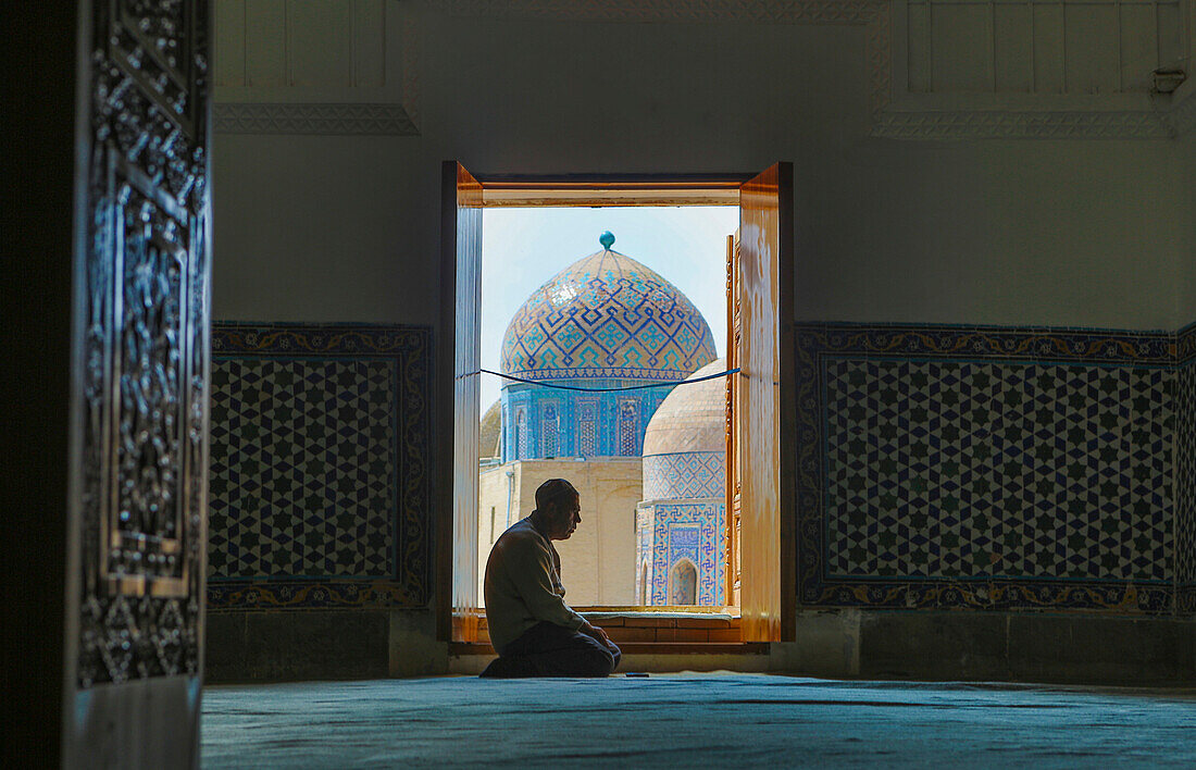 Uzbekistan, Samarkand, Man praying