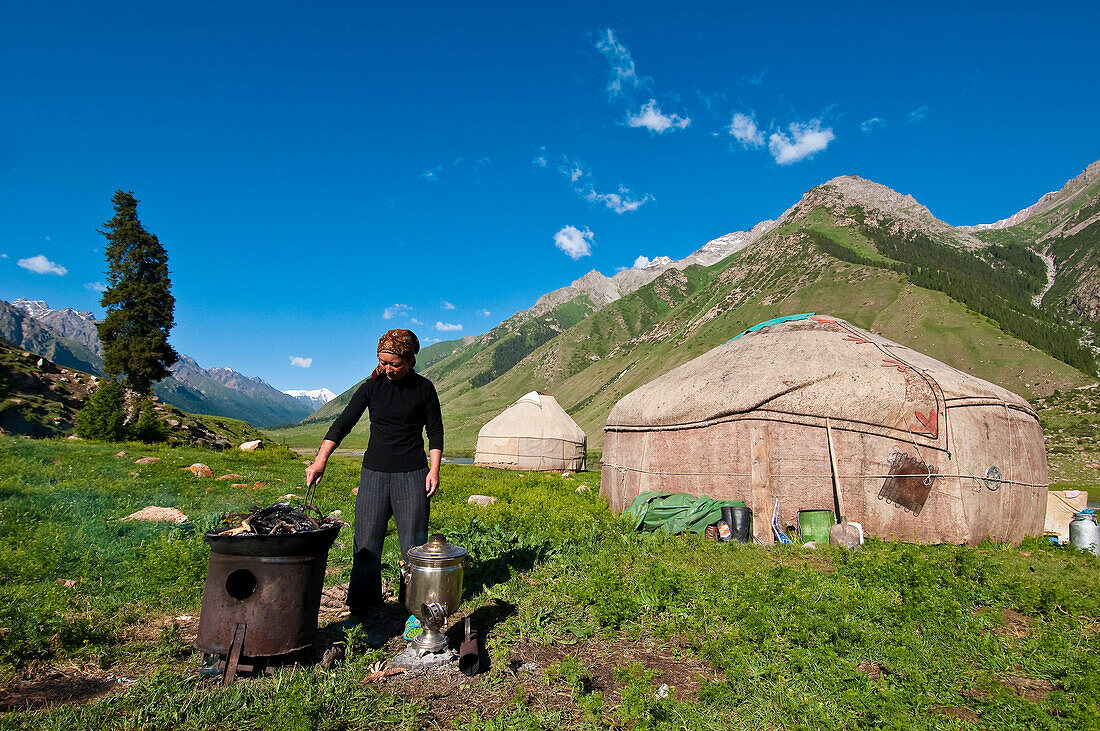 Kyrgyzstan, Issyk Kul Province (Ysyk-Kol), Juuku valley, Nurgul covers the oven with the famous kyrgyz koukurme bread