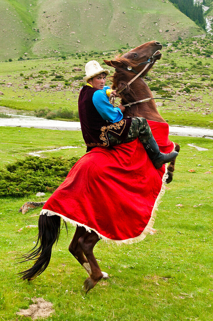 Kyrgyzstan, Issyk Kul Province (Ysyk-Köl), Juuku valley, Baktiev Madjikov never misses a chance to show his skill on a horse