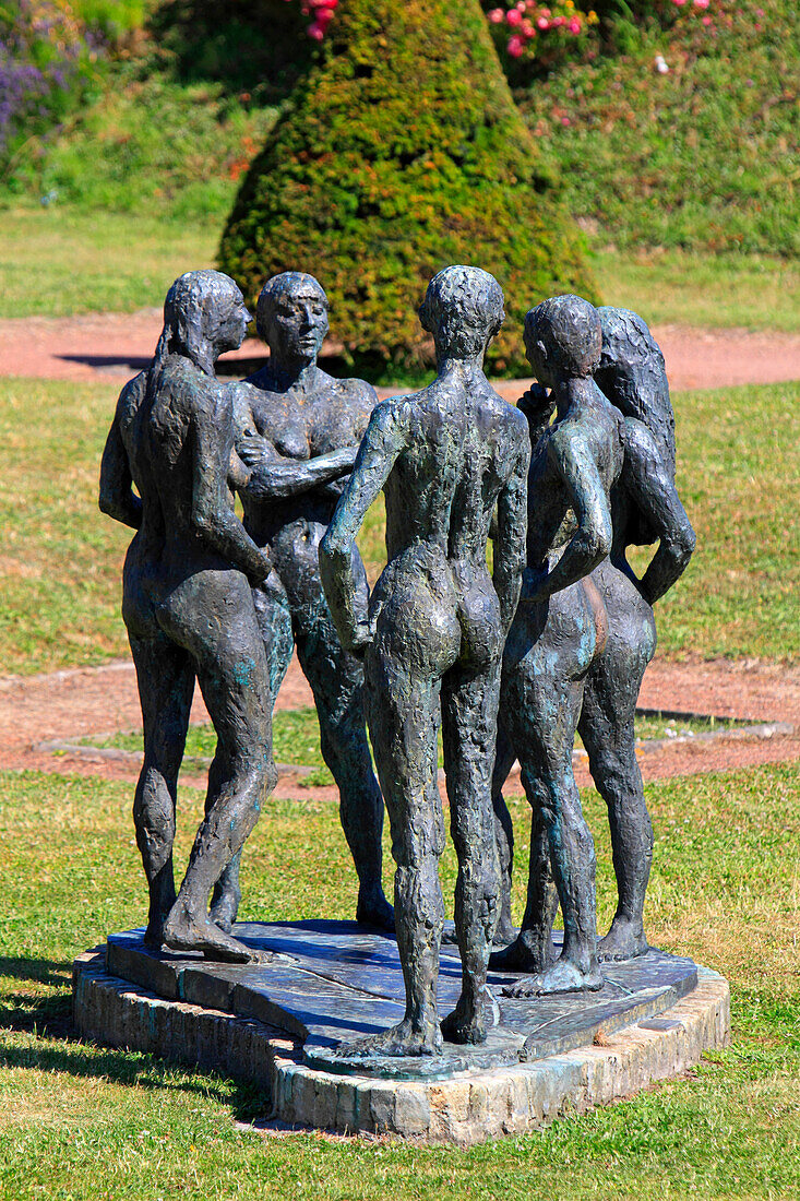 'France, Northern France, Gravelines. Jardins de l'Arsenal. Sculpture ''The Conversation'' by Charles Radenne'