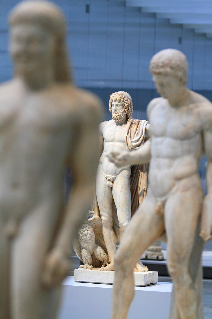 France, Northern France, Lens,Lens Louvre museum, the great exhibition room (architectes Kazuyo Sejima/Ryue Nishizawa©Sanaa) Statue of Jupiter withe an eagle at his feet