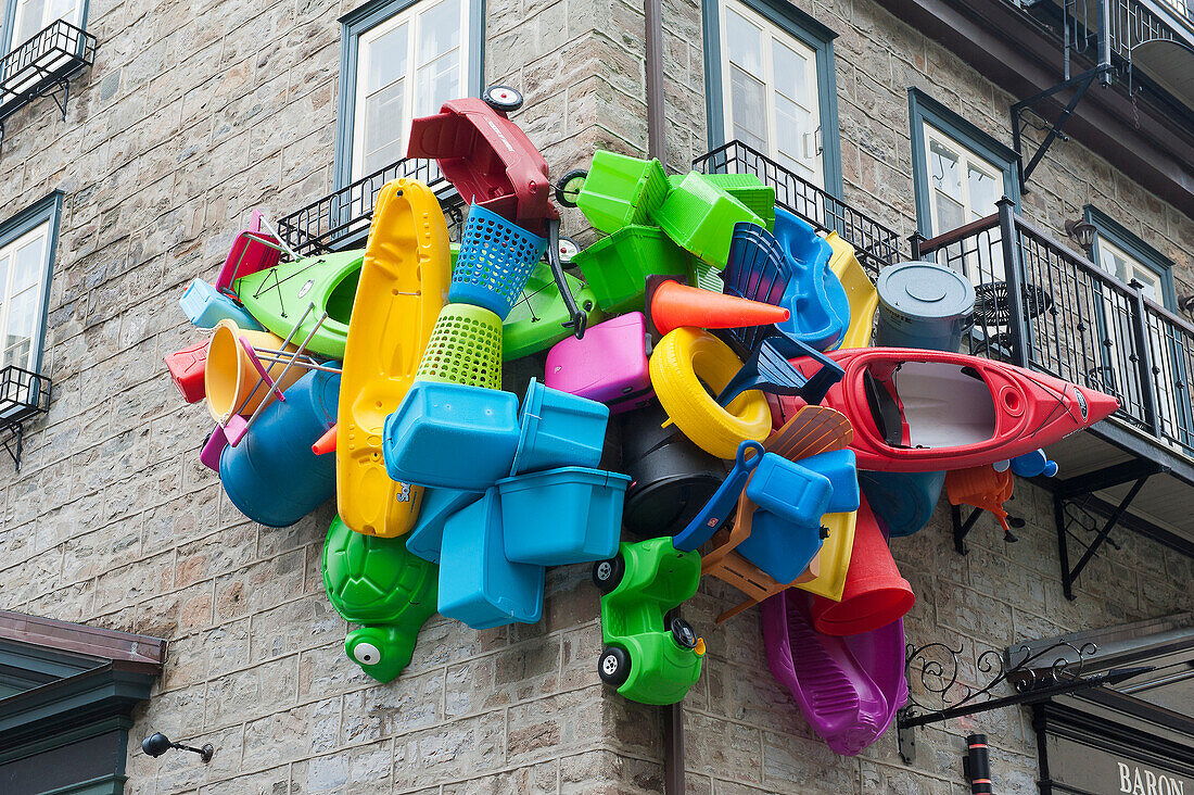 Canada. Province of Quebec. Quebec town. Old town. Artistic installation of plastic objects at a street corner