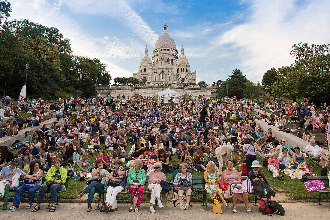 'France, Paris, 18th district. Montmartre. Outdoor cinema. Festival '' Cinema by moonlight '' organized by the Forum of the Images. July 31st, 2014: projection of the movie '' Du rififi chez les hommes '' by Jules Dassin. Spectators waiting for the projec