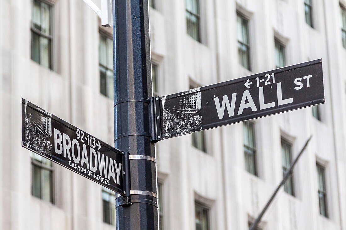 Traffic signal at Wall Street and Broadway, Manhattan, New York City, New York, USA