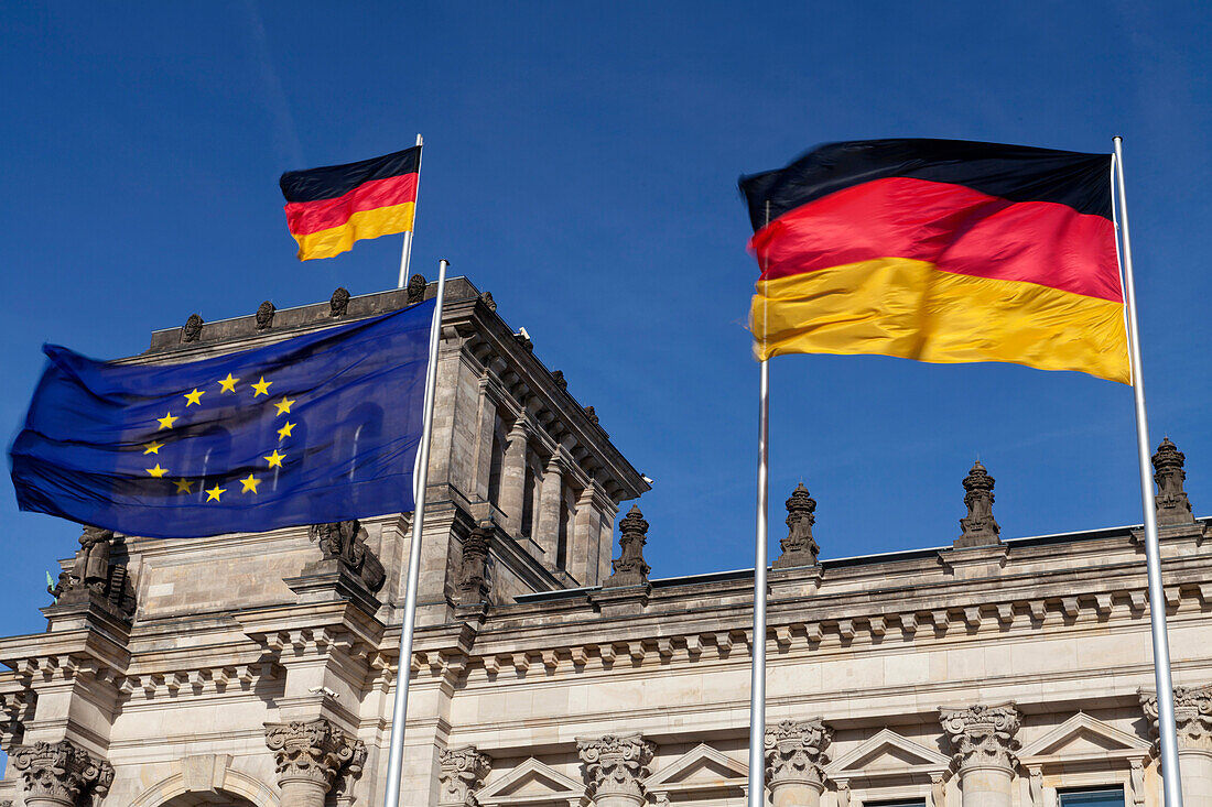 Deutsche und EU-Flaggen am Reichstag, Berlin, Deutschland