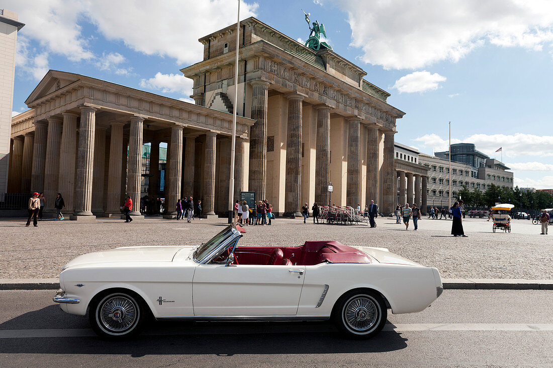 1965 Ford Mustang am Brandenburger Tor, Berlin, Deutschland