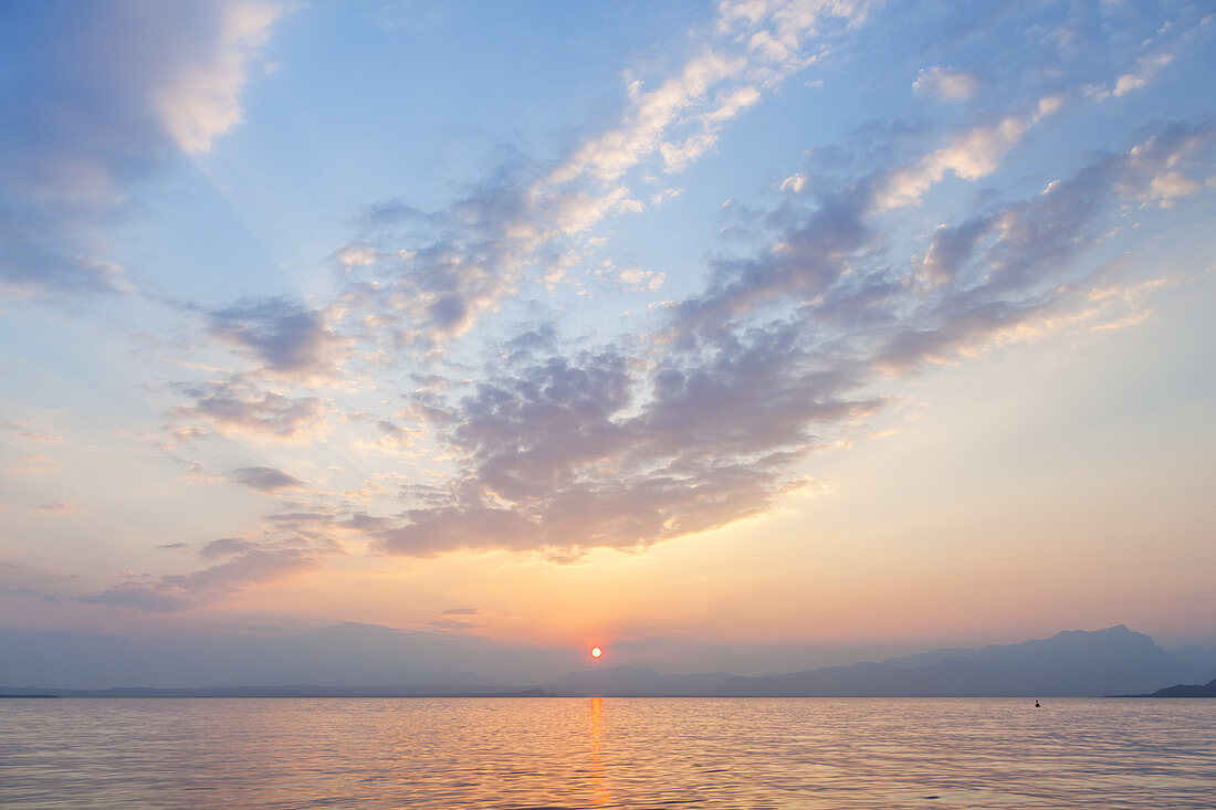 Sunset over the Lake Garda, Lazise, Northern Italien Lakes, Veneto, Northern Italy, Italy, Southern Europe, Europe