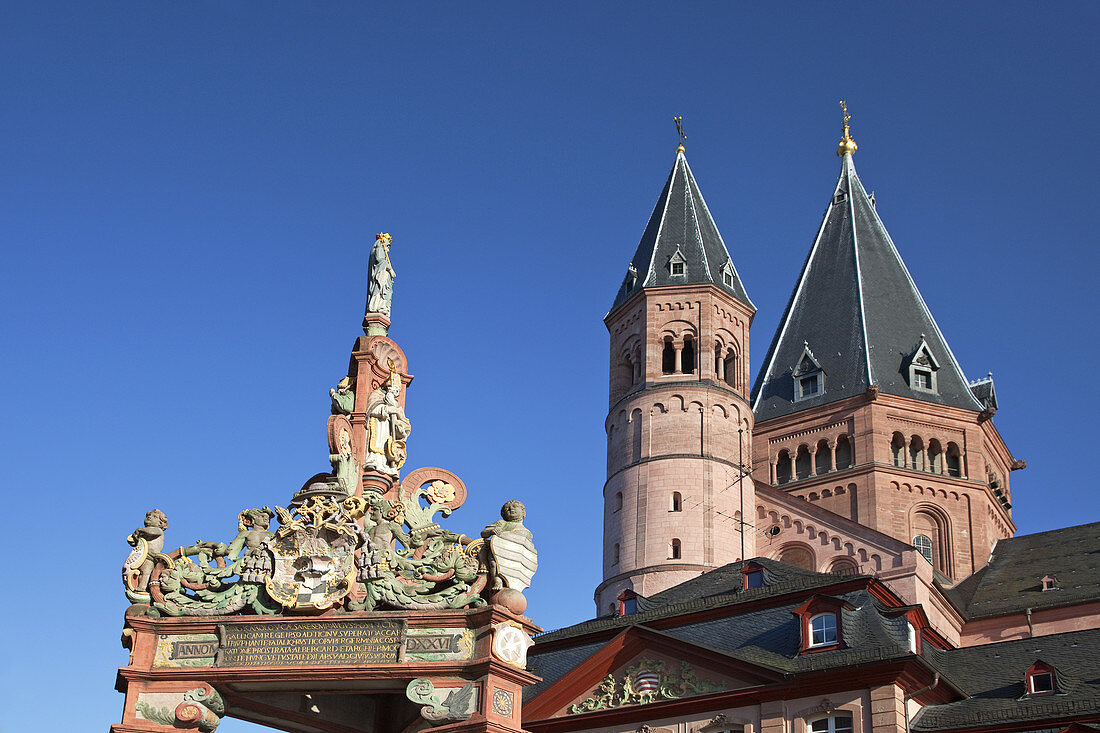 Hoher Dom zu Mainz mit Renaissance-Brunnen auf dem Marktplatz in Mainzer Altstadt, Rheinland-Pfalz, Deutschland, Europa