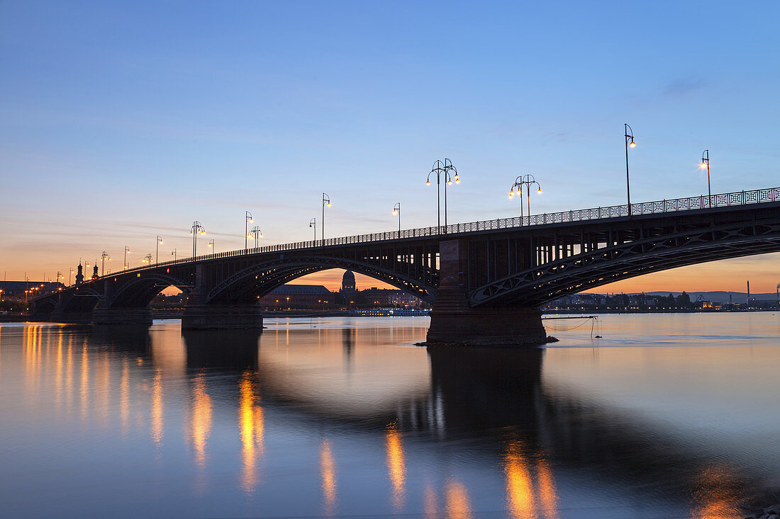 Bridge Theodor-Heuss-Bruecke across the river Rhine in the evening light, Mainz, Rhineland-Palatinate, Germany, Europe