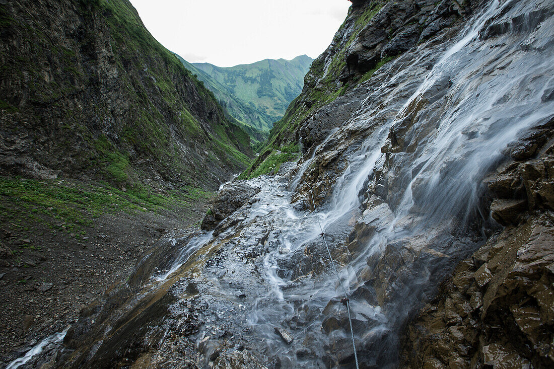 Wasserfall in der Nähe der Kemptener Hütte in den Alpen