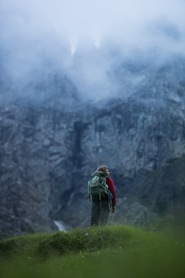 Junge Frau bewundert die Berge um die Kemptener Hütte in den Alpen