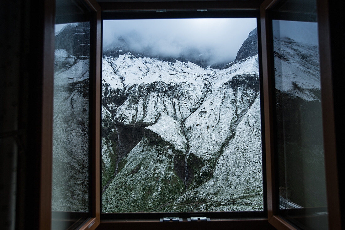 Blick durch ein Fenster der Kemptner Hütte auf den Berg Muttlerkopf