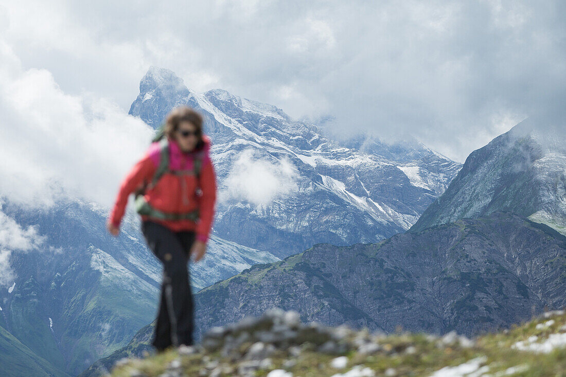 Young woman hiking up to the Muttlerkopf in the Alps
