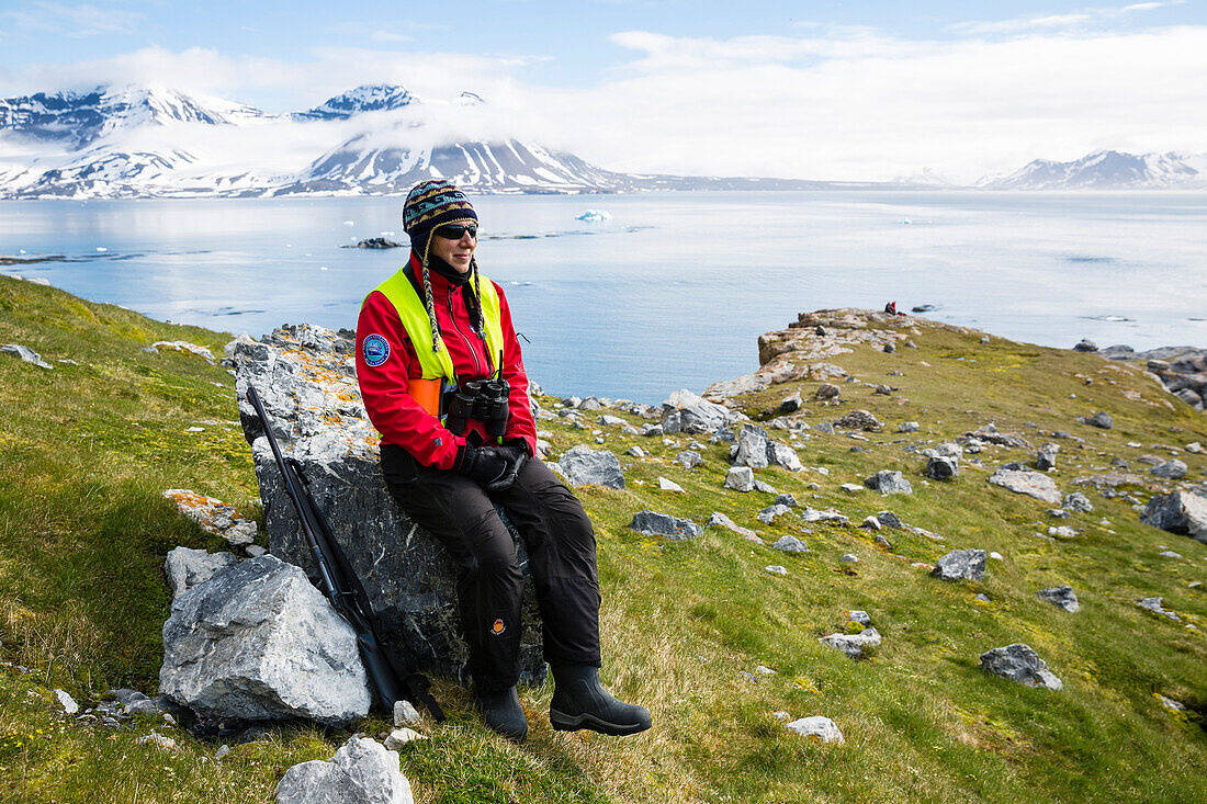 Eisbärwächterin und Guide Felicity Aston (sie ist der dritte Mensch die den Südpol alleine zu Fuss durchquert hat) Hält Ausschau nach Eisbären und bewacht die Touristenauf der Insel Gnalodden Spitzbergen, Svalbard