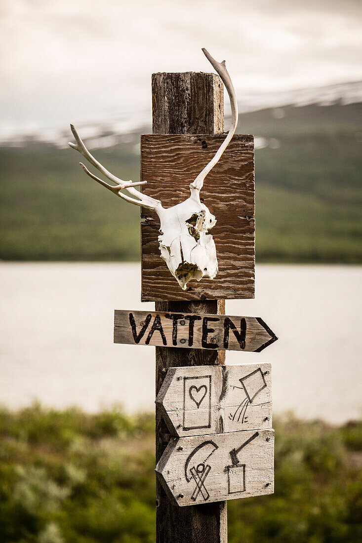 Signpost and reindeerscull. How to use the hut. Kungsleden Trekking, Laponia, Lappland, Schweden.