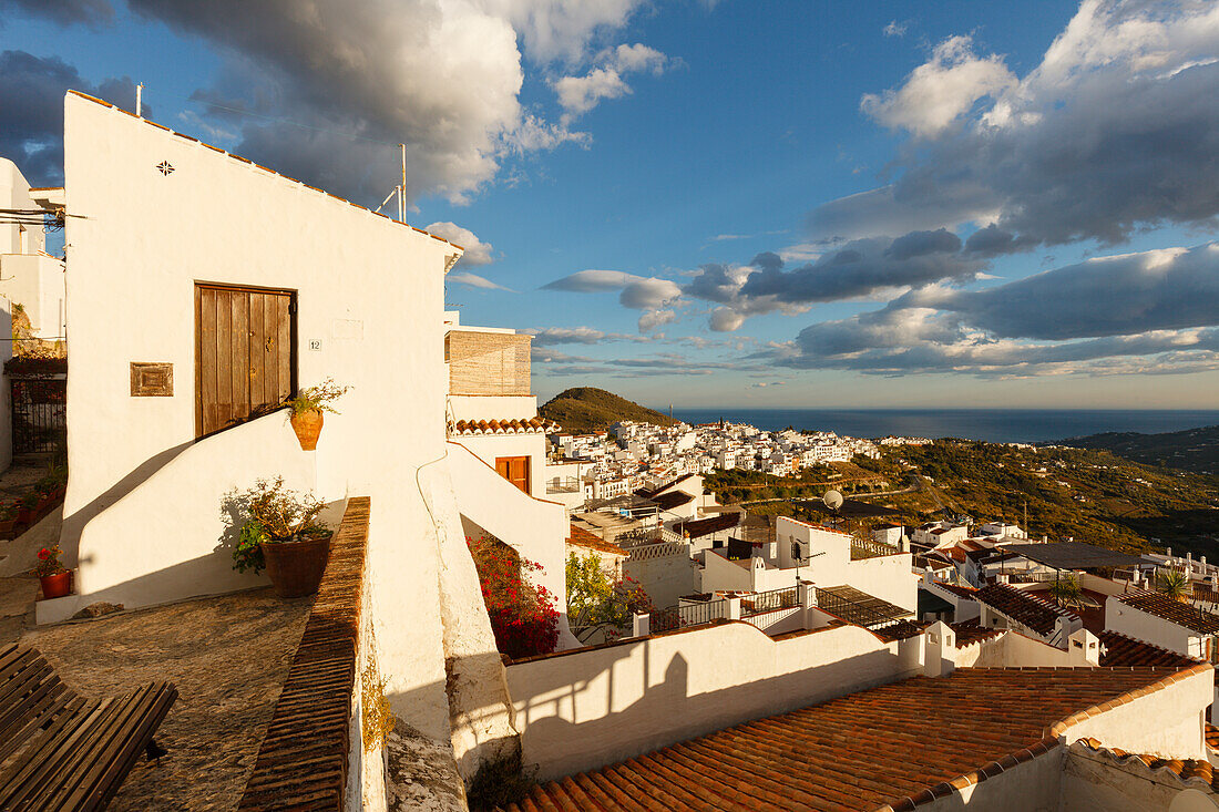 Blick über Frigiliana zum Mittelmeer, pueblo blanco, weißes Dorf, Costa del Sol, Provinz Malaga, Andalusien, Spanien, Europa