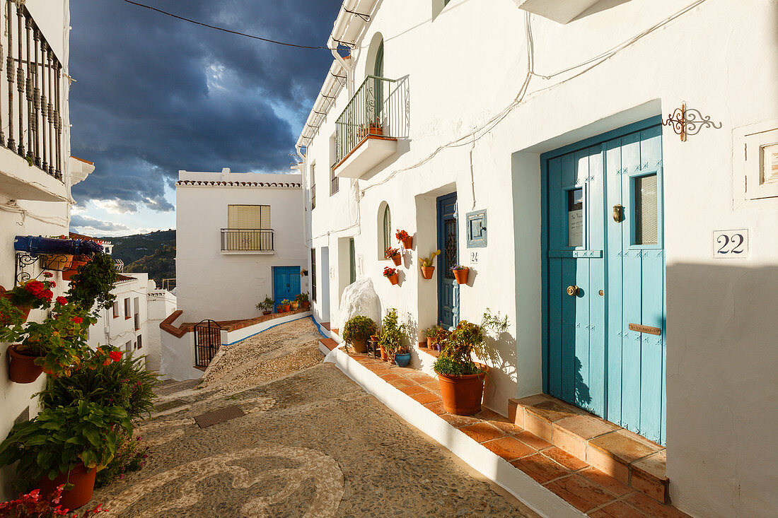 Gasse, blaue Tür, Frigiliana, pueblo blanco, weißes Dorf, Provinz Malaga, Andalusien, Spanien, Europa