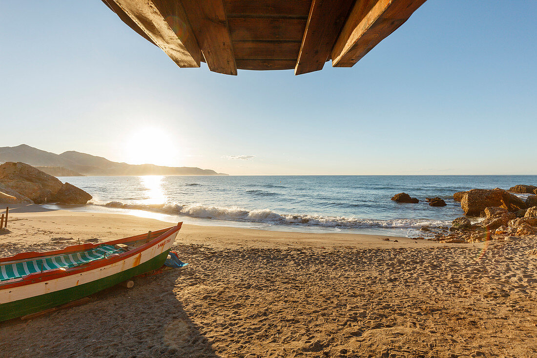 Playa de la Calahonda, Strand unter dem Balcon de Europa, Aussichtspunkt zum Mittelmeer, Nerja, Costa del Sol, Provinz Malaga, Andalusien, Spanien, Europa