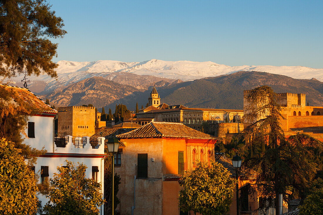 Alhambra, Palast und Festungsanlage, Palastburg, maurische Architektur, UNESCO Welterbe, Sierra Nevada mit Schnee, Granada, Andalusien, Spanien, Europa