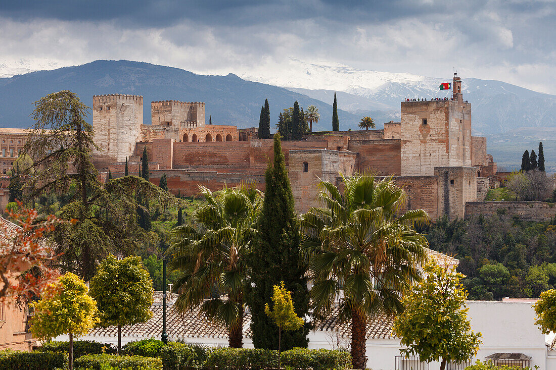 Alhambra, Palast, Festungsanlage, Palastburg, maurische Architektur, UNESCO Welterbe, Sierra Nevada mit Schnee, Granada, Andalusien, Spanien, Europa