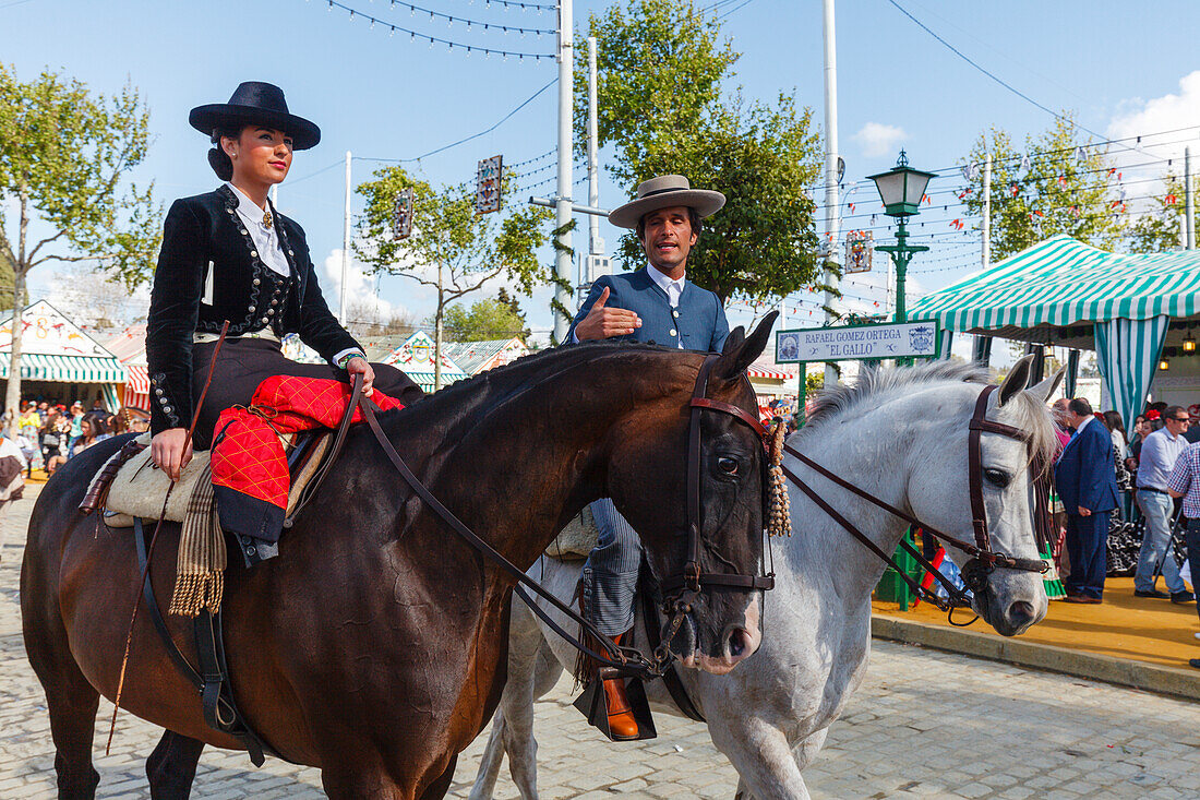 reitendes Paar, Pferde, Feria de Abril, Frühlingsfest, Sevilla, Andalusien, Spanien, Europa